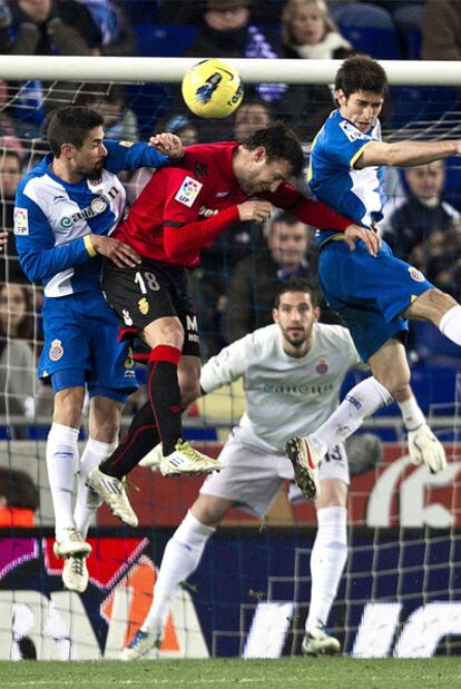 Víctor, del Mallorca, pelea por un balón aéreo ante Baena y Raúl Rodríguez.