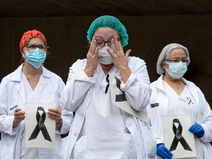 Minuto de silencio en el Hospital Doctor Peset de Valencia por la compañera fallecida por Covid-19.