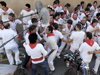 Un grupo de extras simula el inicio del encierro en la cuesta de Santo Domingo, ayer en Pamplona.