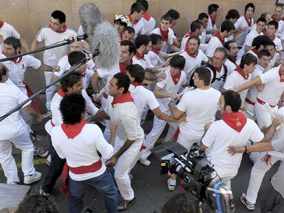 Un grupo de extras simula el inicio del encierro en la cuesta de Santo Domingo, ayer en Pamplona.