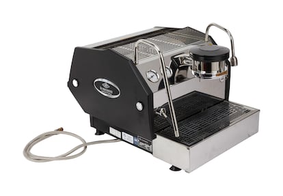 Una cafetera Marzocco GS/3 perteneciente al fallecido director de cine David Lynch, vendida por 35.000 dólares en una subasta celebrada en Beverly Hills el 18 de junio de 2025.