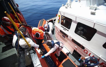 Comienza el trasbordo de migrantes a un barco de la marina Italiana para aliviar el aforo del 'Aquarius' en su viaje a Valencia, el 12 de junio de 2018.