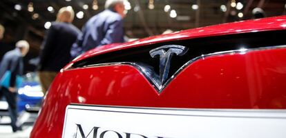 El s&iacute;mbolo de Tesla en uno de sus modelos en Par&iacute;s