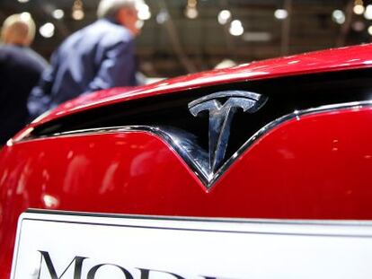 El s&iacute;mbolo de Tesla en uno de sus modelos en Par&iacute;s