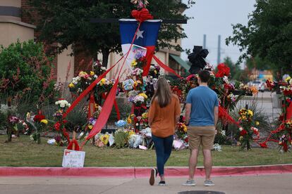 People look at a memorial to those killed at the Allen Premium Outlets mall after the mass shooting occurred on May 8, 2023 in Allen, Texas.