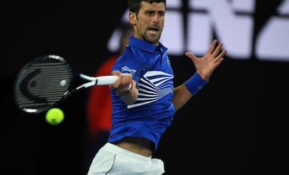 Djokovic devuelve la pelota al mallorquín durante la final.