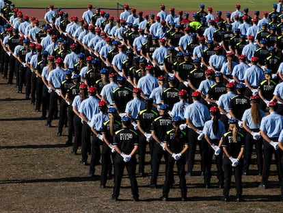 Los Mossos d'Esquadra y la policía local de la 34 promoción durante la ceremonia de entrega de diplomas.