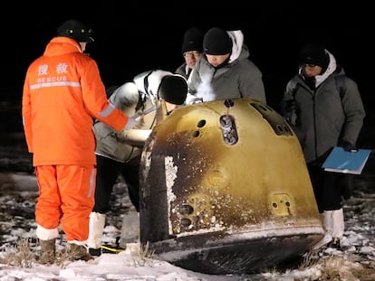 A sonda lunar ‘Chang’e 5’ no seu regresso à Terra, nesta quinta-feira.