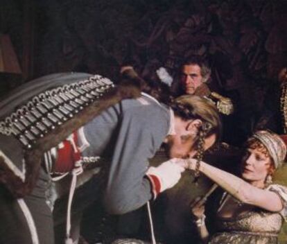 Un fotograma de 'Los duelistas' que evoca l'ambient de seducció de l'època napoleònica.
