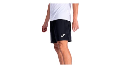 Pantalón corto de deporte sobre fondo blanco.