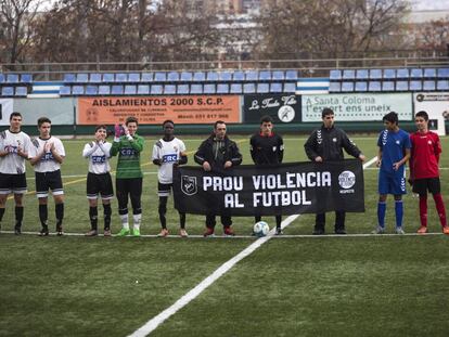 Una bandera contra la viol&egrave;ncia al camp del Santa Coloma.