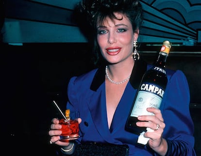 A Kelly LeBrock, como al que firma, le gusta tomarse ‘negronis’ a la hora que sea. Solo uno de los dos fue la mujer de rojo.