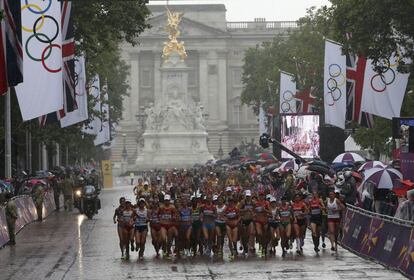 La maratón, que prosigue su camino bajo la lluvia, deja a sus espaldas Buckingham Palace.