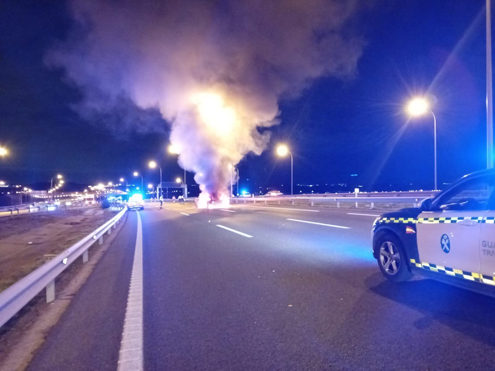 Un coche que circulaba en sentido contrario choca contra un VTC en la M-45