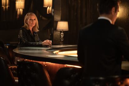 Amy Ryan y colin Farrell, en la barra del Boardner's en el primer episodio de 'Sugar'.