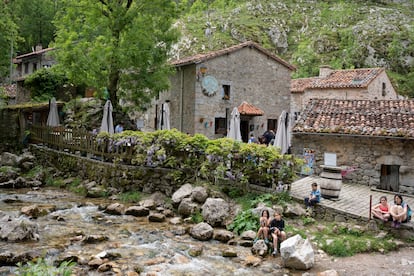 Bulnes es un destino popular entre senderistas en los Picos de Europa.