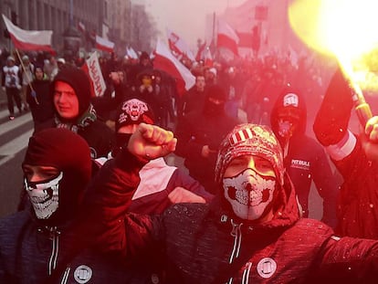 Em imagem de novembro de 2016, nacionalistas de extrema-direita marcham pelas ruas de Vars&oacute;via, na Pol&ocirc;nia.