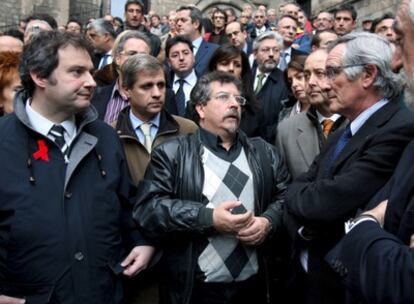 Jordi Hereu (izquierda) y el presidente de Barcelona-Acciò Solidària (centro), durante la concentración silenciosa llevada a cabo en la escalinata de la Plaza del Rey de la Ciudad Condal.