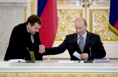 El presidente ruso Vladímir Putin saluda al entonces viceprimer ministro y candidato presidencial, Dmitri Medvédev, tras su intervención en el Kremlin de Moscú, el 28 de febrero de 2008.