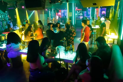 La discoteca Bachata de Barcelona en la primera noche que se permite reabrir a los clubs nocturnos.