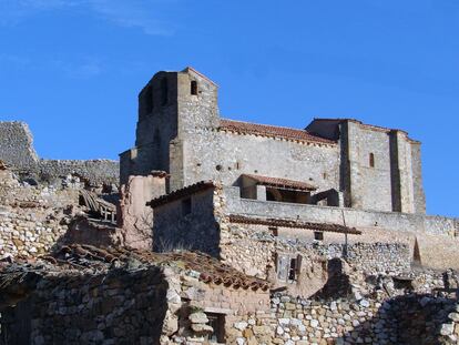 Vista del pueblo soriano de Sauquillo del Alcázar, gobernado por la iglesia románica de San Andrés Apóstol, en peligro de derrumbe.