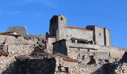 Vista del pueblo soriano de Sauquillo del Alcázar, gobernado por la iglesia románica de San Andrés Apóstol, en peligro de derrumbe.