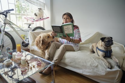 Fany Kuiru Castro, uma líder indígena Murui, em sua casa em Bogotá com seus animais de estimação Frank, Jazukītoī e Sophie. Ela é a única mulher Murui na Amazônia colombiana que se formou como advogada, com especialização em Alta Administração Estatal e mestrado em Estudos Políticos e Internacionais, com uma dissertação premiada cujo tema central era a resistência das mulheres indígenas durante a violência da Cauchería.