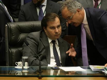 Rodrigo Maia ouve o relator da reforma pol&iacute;tica, Vicente C&acirc;ndido (PT).