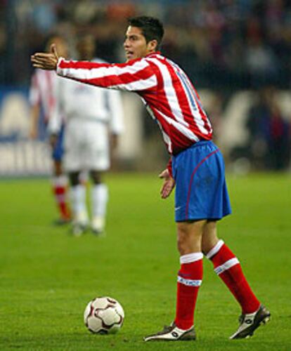 Jorge, frente al balón, protesta por la distancia de la barrera en la falta que dio el triunfo al Atlético.