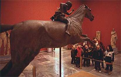 Los escolares contemplan en el Museo Arqueológico de Atenas el jinete de Artemision, bronce del siglo II antes de Cristo hundido tras un naufragio en las aguas del cabo Artemision, donde fue hallado.