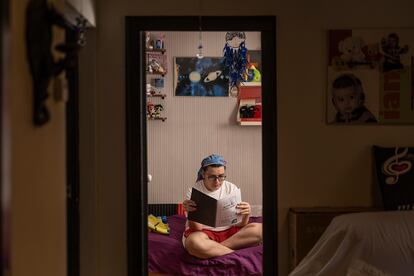 Ian Grados lee en su habitación, el 12 de julio de 2023.