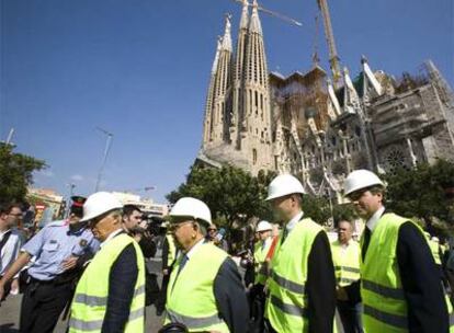 Comitiva de jueces y técnicos que ayer visitó las obras del AVE a Barcelona, junto al templo de la Sagrada Familia.