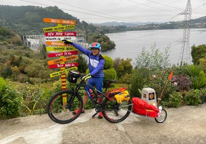 Alberto Cacharrón, en una de sus peregrinaciones en bicicleta por el Camino de Santiago.