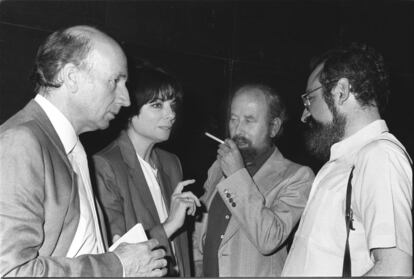 Homenaje de la Universidad Complutense de Madrid al escritor y poeta José Bergamín en 1982. De izquierda a derecha, los actores Adolfo Marsillach y María Cuadra, el escritor José Manuel Caballero Bonald y el filósofo Fernando Savater conversan antes de participar en el acto.