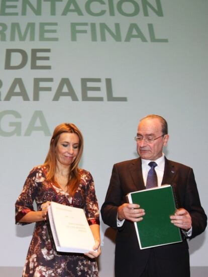 La consejera de Justicia, Begoña Álvarez, en la presentación del informe, junto al alcalde de Málaga, Francisco de la Torre.