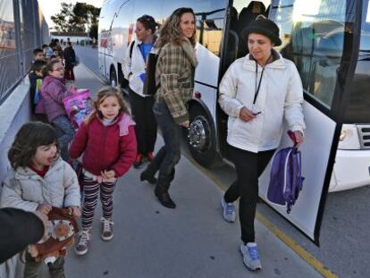Madres y alumnos de Montserrat, el pasado enero, durante la protesta para exigir el pago del autobús escolar.
