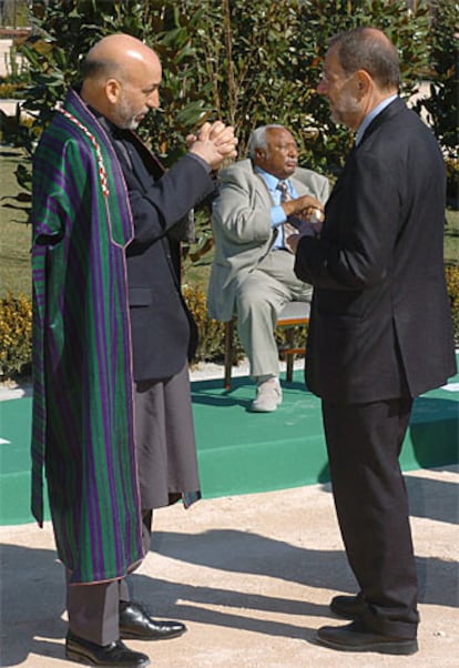 El Alto Representante para la Política Exterior y de Seguridad de la UE, Javier Solana (drcha.), conversa con el presidente de Afganistán, Hamid Karzai, tras finalizar el acto de inauguración hoy del Bosque de los Ausentes, en el parque de El Retiro de Madrid.