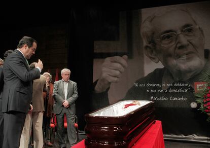 El presidente del Congreso, José Bono, en la capilla ardiente de Marcelino Camacho.