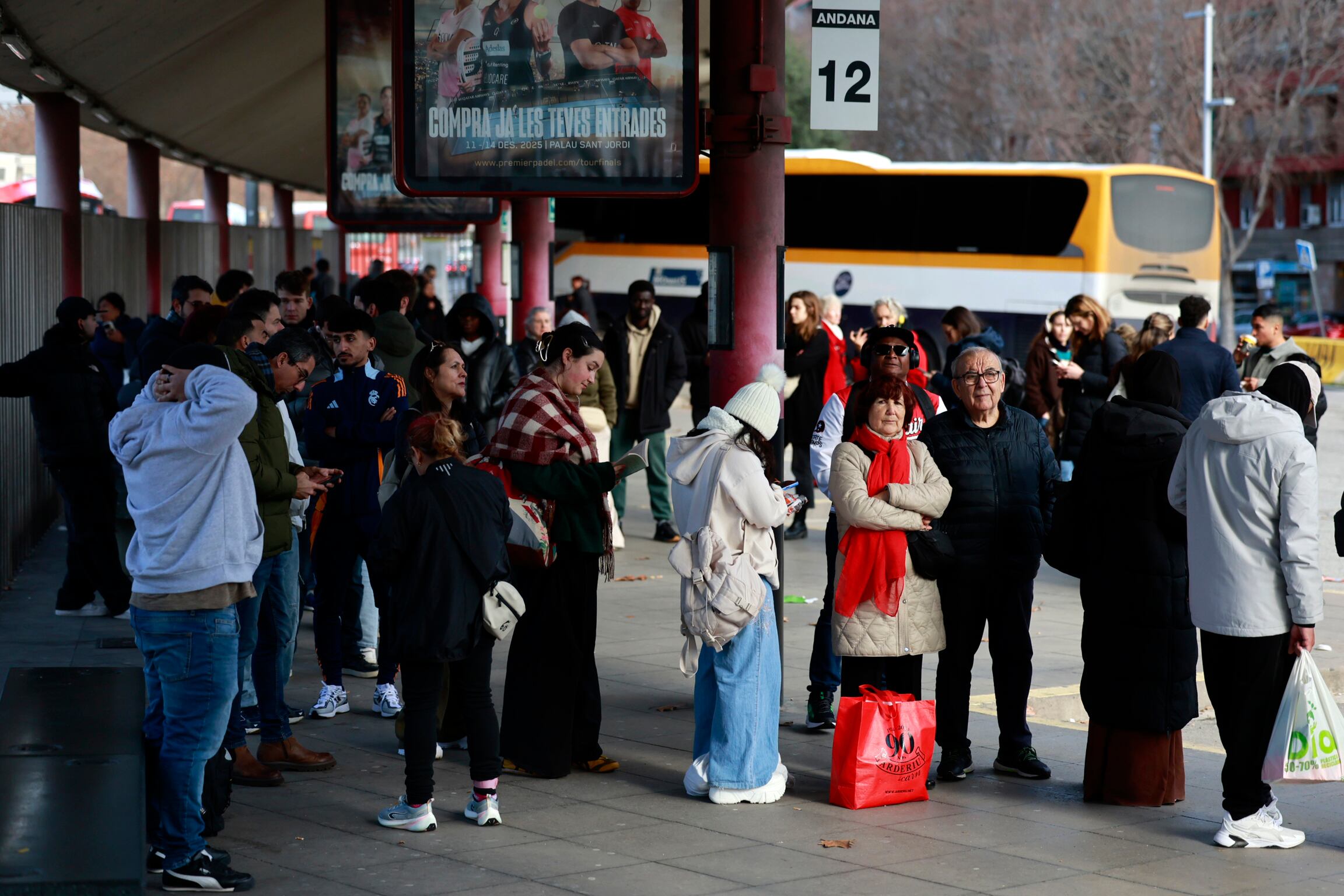 Viajeros hacen cola para acceder a un autobús en la estación de Fabra i Puig de Barcelona, para dirigirse a Granollers por el paro del servicio de Rodalies, este domingo. 