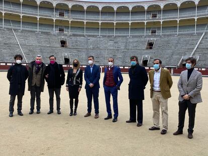 Foto de familia de los promotores del curso, en el ruedo de Las Ventas.