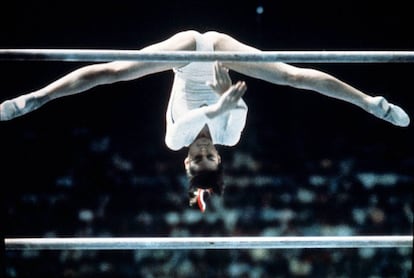 Nadia Comaneci, en asimétricas.