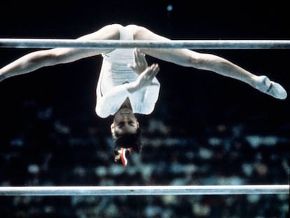 Nadia Comaneci, en asimétricas.