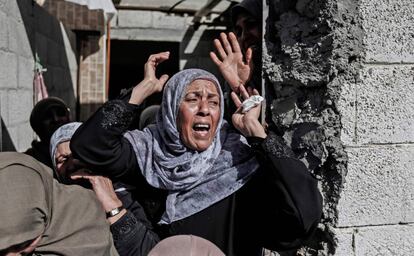 Familiares del palestino Ahmed Abu Jabal, de 30 años de edad, fallecido a consecuencia de las heridas sufridas por disparos israelíes tras los enfrentamientos en las manifestaciones fronterizas de la semana anterior, llorar durante su funeral en la ciudad de Gaza.