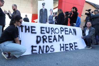 Activistas protestan junto a un cartel que representa al primer ministro albanés, Edi Rama, y a la primera ministra italiana, Giorgia Meloni, el día en que los migrantes llegan en el buque de la marina italiana 'Libra' a Albania como parte de un acuerdo con Italia para procesar a miles de solicitantes de asilo capturados cerca de aguas italianas, en Shengjin (Albania)
