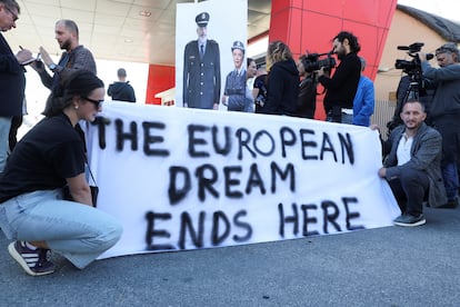 Protesta contra la deportación de inmigrantes a Albania a las puertas del campo de detención de Shëngjin, en el país balcánico. “El sueño europeo muere aquí”, reza la pancarta.