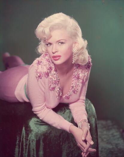 Si Jayne Mansfield es un icono a día de hoy es, lamentablemente, por su violenta muerte en un accidente de coche y por toda la leyenda negra (una supuesta decapitación, una supuesta maldición de Anton LaVey) que la rodea. Pero esta rubia con la que 20th Century Fox intentó crear a su propia Marilyn Monroe nunca superó su condición de parodia de un mito y muy pocos años después de comenzar su carrera con éxitos como 'Tú sabes lo que quiero' (1956) ya estaba protagonizando desnudos en películas de serie B. Falleció en 1967, con solo 34 años.