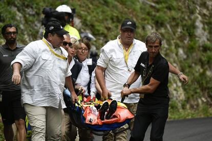 Richie Porte, quinto en la general a 39 segundos, tiene que abandonar la carrera. Los médicos le llevaron en camilla a la ambulancia. 