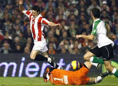 Aduriz intenta sortear al portero del Racing, Coltorti