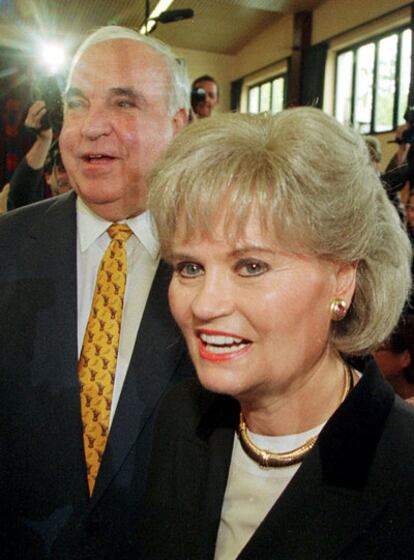 Hannelore y Helmut Kohl tras votar en las elecciones generales alemanas de 1998 en un colegio de Oggersheim.