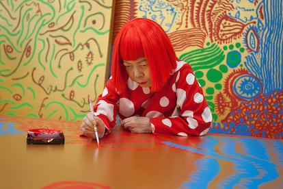 Yayoi Kusama
La artista conceptual ha hecho de su cabello seña de identidad: en los últimos años con pelucas de colores (rosa chicle, azul eléctrico o, más recientemente, rojas). Se hizo célebre en los años sesenta, cuando solía protagonizar performances cubiertas de lunares que acompañaba con una larga melena morena con flequillo. En 1967, en Woodstock, la activista contra la guerra de Vietnam apareció con un mono elástico y un caballo, ambos repletos también de su motivo predilecto. Sus pinitos en el mundo de la moda incluyen su línea de ropa para Bloomingdale’s o la popular colaboración que firmó en 2012 para Louis Vuitton.